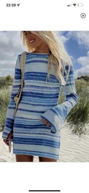 Blå mysklänning 💙 - En stickad blå jättefin klänning från Nelly som passar alla årstider. Lånade bilder men kan givetvis fixa fler bilder om så önskas. Aldrig använd och prislappar sitter kvar. Nypris var 599.