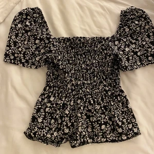 Jätte söt topp - En jätte söt topp, bara använd 2-3 gånger i somras, i storlek XS passar även S för den är väldigt stretchig. Orginal priset är 179kr men jag säljer den för 80kr. Jag  säljer denna toppen därför den är nu för liten för mig. 💗