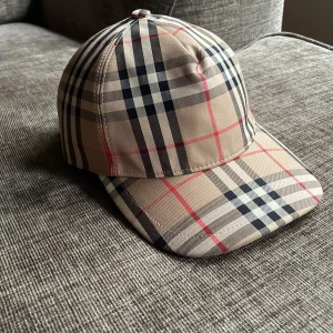 Burberry keps  - Helt ny burberry keps väldigt fräsch och fin   Priset kan diskuteras vid snabb affär 