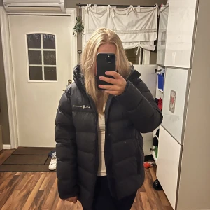 Jacka - Säljer en sail racing jacka i strlk 170 passar xs-M beroende på hur man vill att den ska sitta, andvänd ett fåtal gånger💗köpt för 3999kr Pris kan diskuteras💗