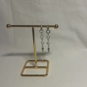 StilSthlm  - Super fina örhängen! Köp för 99kr/st Eller 185kr/paret. Modell 118. Smyckes ställningen finns även att köpa för 299kr! 