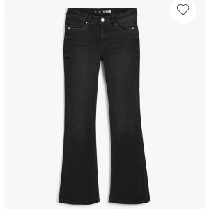 Lågmidjade jeans  - Supersnygga lådmidjade jeans i svart/mörkgrå och utsvängda längst ned! Kan tänka mig att gå ner lite i pris💓