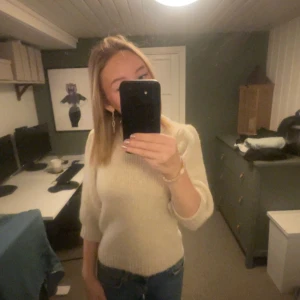 trekvart-ärmad stickad tröja - beige stickad tröja med trekvarts-ärmar från ginatricot!!💘💘