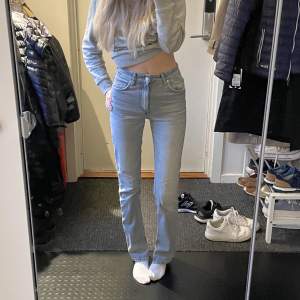 Söta jeans från Zara med slits längst ner❤️ Säljs då de inte kommer till användning