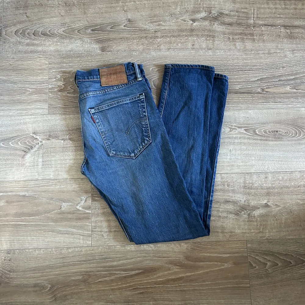 Ett par jeans i absolut topp skick och som dessutom har en extremt snygg tvätt. Nypriset på dessa jeans ligger på runt 1000kr, hör av er vid intresse eller vid minsta lilla fråga!. Jeans & Byxor.