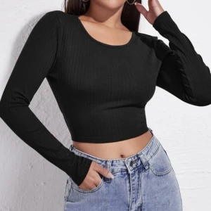 Svart topp - Svart topp som ej passar mig Strl M men passar en S Endast använd ett fåtal gånger, som helt ny 