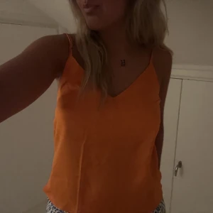 Topp  - Så fin topp från mango. Har en i XS och en i M. Både är oanvända❤️