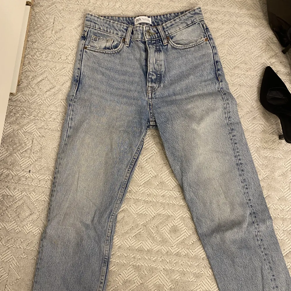 Mom jeans från Zara . Jeans & Byxor.