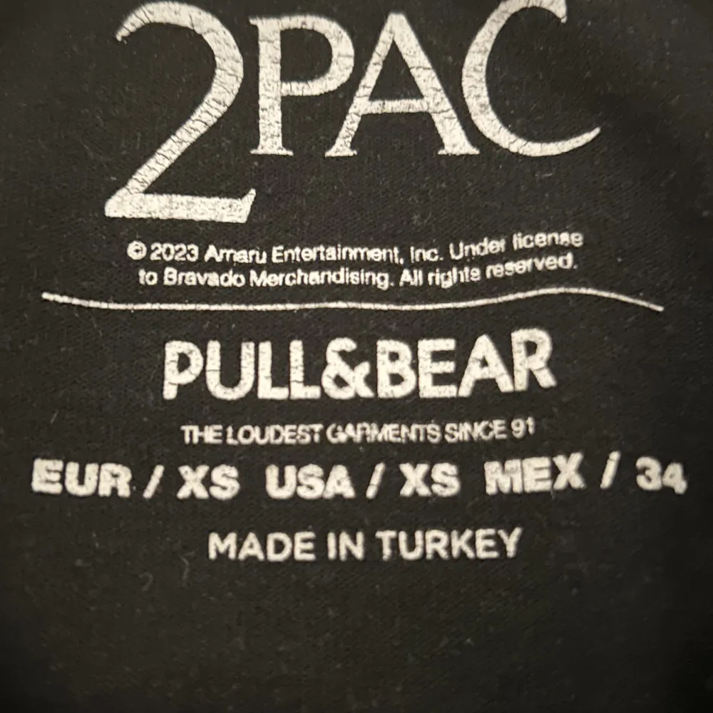 använder inte den är tight vid halsen och för liten. Köpt på pull&bear. T-shirts.