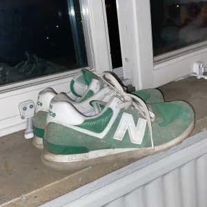 New Balance 574 - Ganska slitna därav billigt pris, kan gå ner lite vid snabb affär.