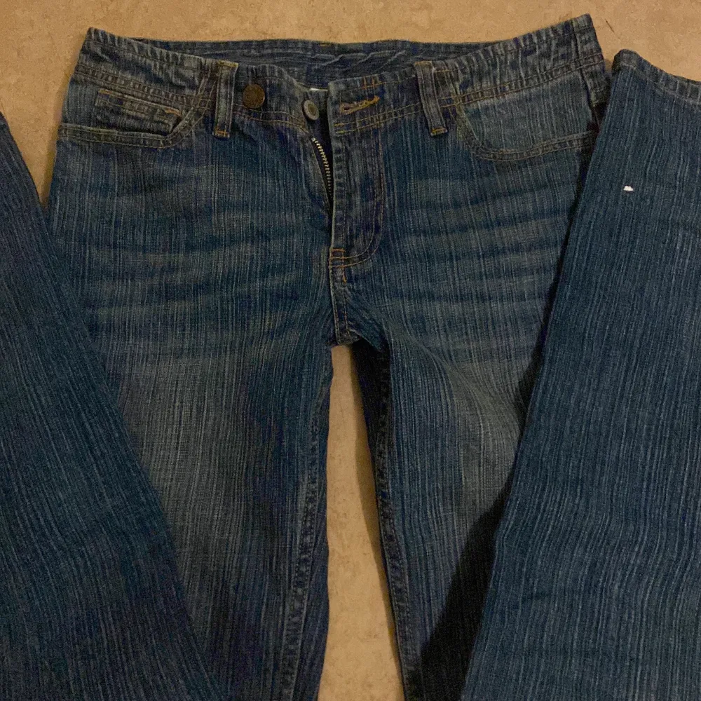 Lågmidjade och bootcut jeans som är från Brandy Melville som heter Brielle 90’s Jeans🫶Midjemått: 80 cm, Innerbensmått: 83 cm. Hör av angående frågor💗. Jeans & Byxor.