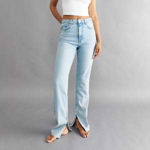 Superfina Ljusblå Jeans med slits från kollektionen ”tall” hos Gina Tricot. Använda 1-2 gånger. Slutsålda på hemsidan! Innerbenslängd: 93 cm. Storlek 40 (en mindre storlek 40 enligt mig)💞