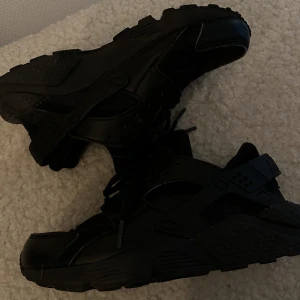 Nike Huarache  - snygga skor som inte används, fint skick, inga fläckar eller slitage :) 