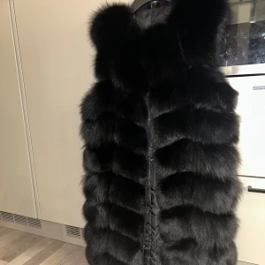 Pälsväst - Pälsväst i storlek M men mer som en liten M / en S  Använd max 5 ggr 