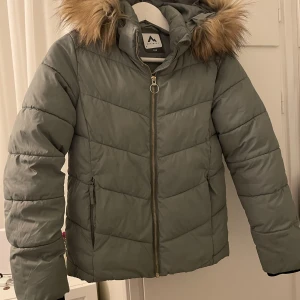 Jacka från McKinley - Vinterjacka från McKinley, grön, storlek 146.