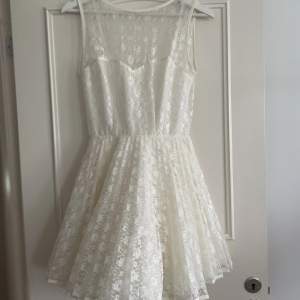 Säljer nu denna snygga vita klänningen som är perfekt till studenten🤍