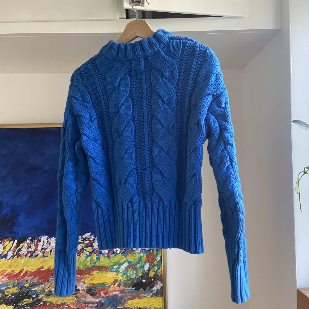 Kornblå stickad tröja från HM, den är tjock och varm. I fint skick, knappt använd. Stickat.