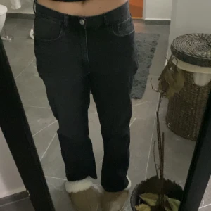 jeans mango - säljer dessa jeans i modellen ”raka jeans medium midja” från mango i strl 38. Säljer då de inte kommer till användning, använda ett fåtal gånger. Skriv för bilder!