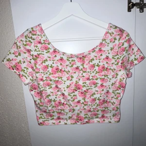 Blommig topp🌸🩷 - Söt topp med ljusrosa blommor på🌸 Köptes för väldigt länge sen, knappt använd, säljes då jag tyvärr inte får användning för den!🩷 Pris kan diskuteras 