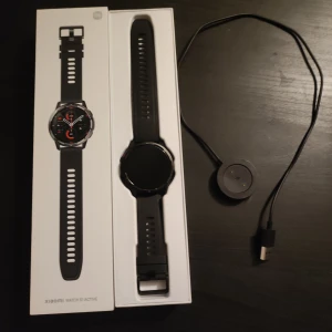 Xaiomi Watch s1 active - Knappt använd digital klocka. Jättemånga bakgrundsbilder och välja mellan och funkar fantastiskt. Om ni har frågor så kan ni fråga