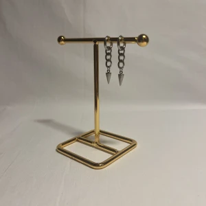 StilSthlm  - Super fina örhängen! Finns i silver och guld.  Köp för 99kr/st Eller 185kr/paret. Modell 119.  Smyckes ställningen finns även att köpa för 299kr!