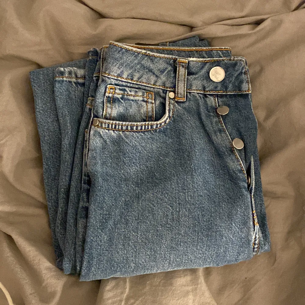 Säljer dessa blåa jeans från bikbok då de aldrig kommit till användning, skriv till mig för mer bilder🩷. Jeans & Byxor.
