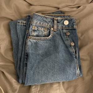 Säljer dessa blåa jeans från bikbok då de aldrig kommit till användning, skriv till mig för mer bilder🩷