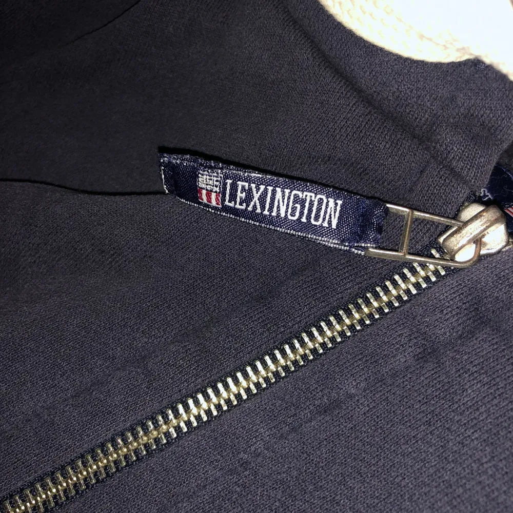 Väldigt snygg zip hoodie från dyra märket lexibgton. Köpt vintage för cirka 350kr. Inga synliga defekter. Skriv privat om ni har några frågor💕. Hoodies.