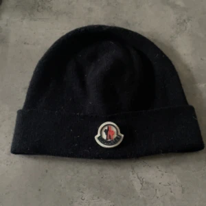 Moncler mössa - Säljer min moncler mössa, använd fåtal gånger. Väldigt fint skick. Tags följer med Nypris ≈ 2000