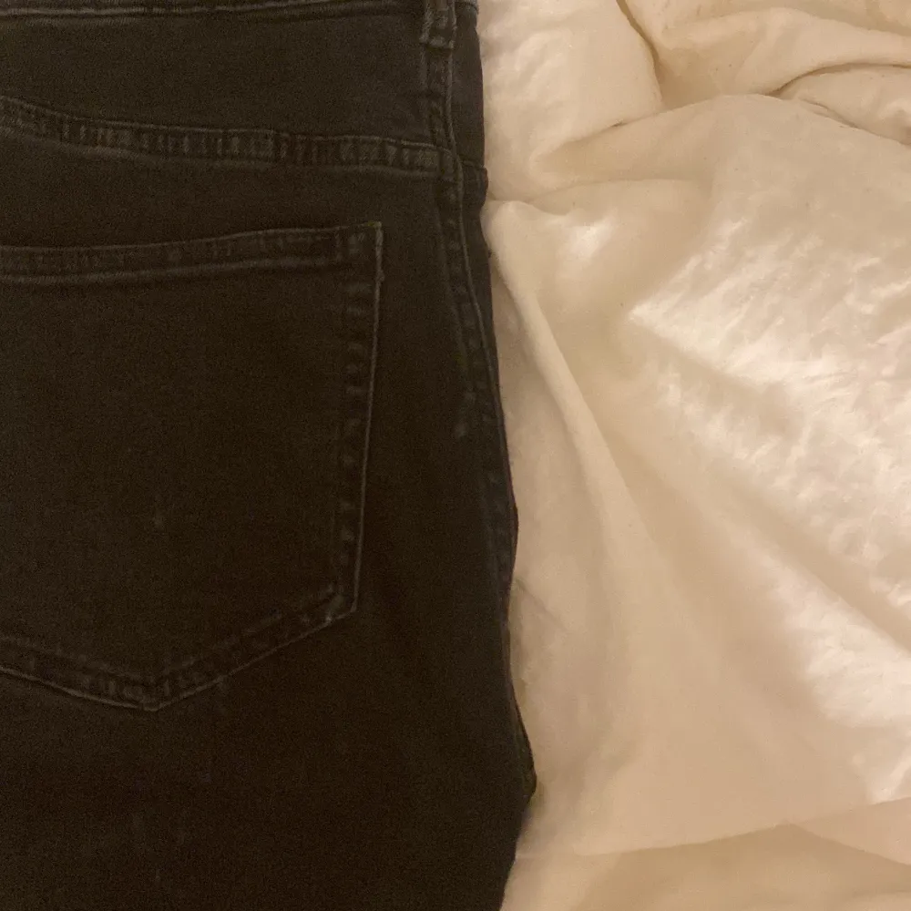 Svart/grå jeans, långa, slits nertill. Jag är 160 och dom är för långa för mig men går självklart att andvända ! 🥰 . Jeans & Byxor.