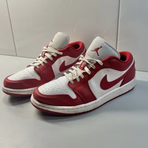 Jordan 1 Low ”Gym Red”  - Jordan 1 Low i färgen Gym Red. EU 42,5 / US 9. Använda en kort period. Inga skador eller defekter, ser som nya ut på fötterna.  Orginallåda slängdes i flytt men kvitto kan visas om önskas. Pris kan diskuteras vid snabb affär!