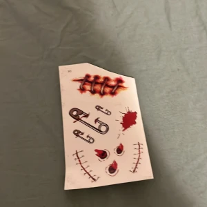 Vet inte  - Deta är tatoreringar en är urklippt men det spelar ingen rol