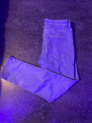 Regular fit - Knappt använda men fortfarande lite slitna