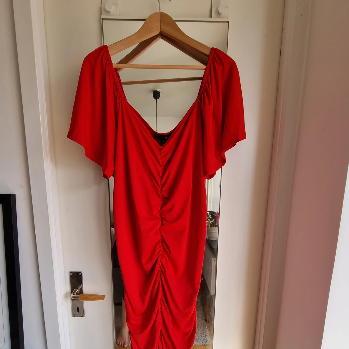 Röd plisserad klänning