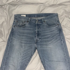 Levis 501 - Levis 501 or. Använda fåtal gånger men inga tecken på slitage! Storlek W32 L30.