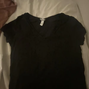 Thisrt  - En vanlig basic svart T-shirt. Storlek M 