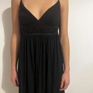 Svart klänning  - Svart klänning i bra skick. Storlek 36, men passar även till mindre storlekar. Har ett litet hål, men som ej syns. 