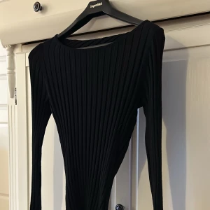 Svart tröja - Tunn ribbad svart tröja från h&m i storlek Xs