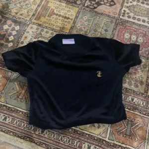 Juice couture sport - En juice tröja nästan helt ny kontakta min om du är intresserad eller så köper du bara om du inte har några frågor