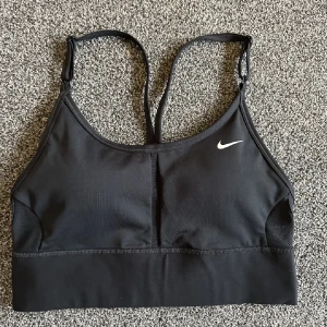 Nike sport bh  - Endast testad, helt ny. 
