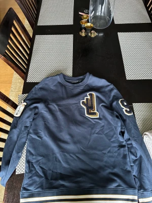 J.Lindeberg  -  det är en J Lindberg tröja som är Limited edition eftersom de gjorde en samarbete med golden Bear varför jag säljer den är för att jag använder den inte så mycket är lite förstor på mig nypris 3000 kr 