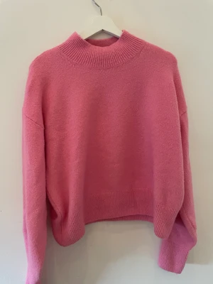 Rosa stickad tröja - Rosa stickad tröja från & Other stories. Använd fåtal gånger, bra skick. Säljer då den inte kommer till användning. Köparen står för frakten ❤️