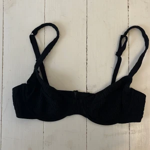 Bikini  - Säljer en fin bikinitopp från Other Stories. Sitter otroligt snyggt på. Finns att hämta i Vasastan 🌸