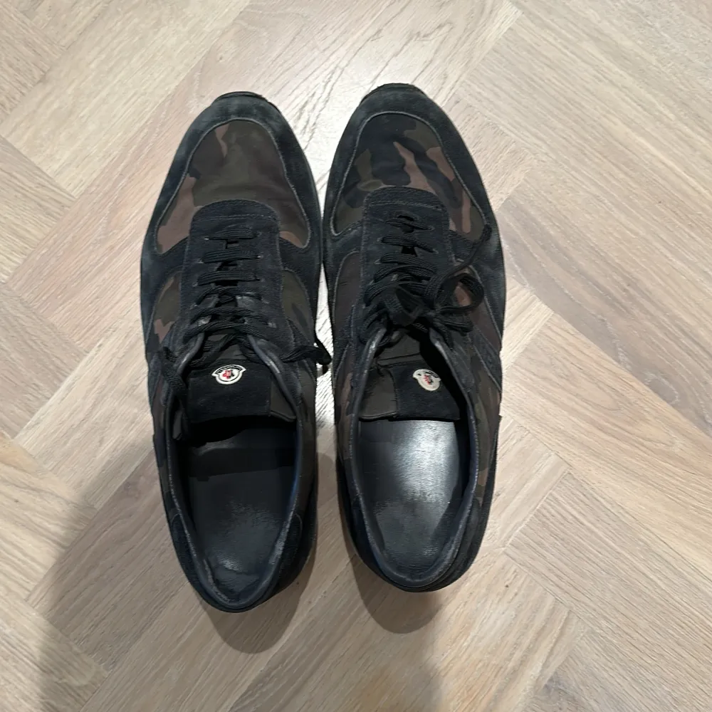 Kamouflage sneakers från Moncler. Läder, mocka och nylon.   Väl använda och slitna. . Skor.
