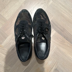 Moncler - Kamouflage sneakers från Moncler. Läder, mocka och nylon.   Väl använda och slitna. 
