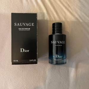 Säljer en Dior Sauvage parfym för att den inte kommer till använda, knappast använda bara några få spray alltså kan man säga att den är ny, eftersom att den är öppnad osv så säljer jag den för ett mycket bra pris  Nypris 1300 kr Pris går diskuteras