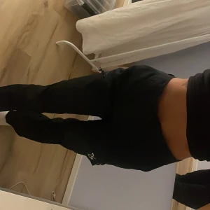 Revolution Race Byxor - Bara använda två gånger, storlek XS men passar nog S också, går att spänna åt vid fotleden, bra med fickor👍 säljer då de är förstora på mig. 😁