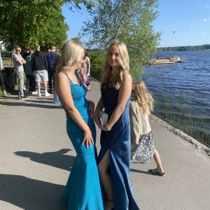 Balklänning  - !KLÄNNINGEN TILL VÄNSTER! Säljer min superfina balklänning  som jag hade förra året. Använd 1 gång utan några som helst defekter💙 Köpt för 700, pris går att diskutera