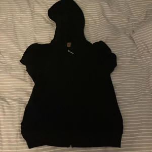 Juicy couture  - En jätte snygg armlös kofta i storlek M ( kan passa L också)  med gulda detaljer där bak