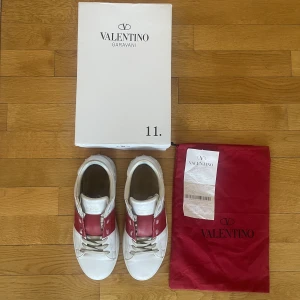 Valentino Garavani Open  - Tjena! Ska nu kolla intresset på mina Valentinos då jag går i säljtankar. Låda, dustbag och kvitto tillkommer. Ifall några frågor dyker upp eller intresse finns så va inte rädd att hojta till! 🤝